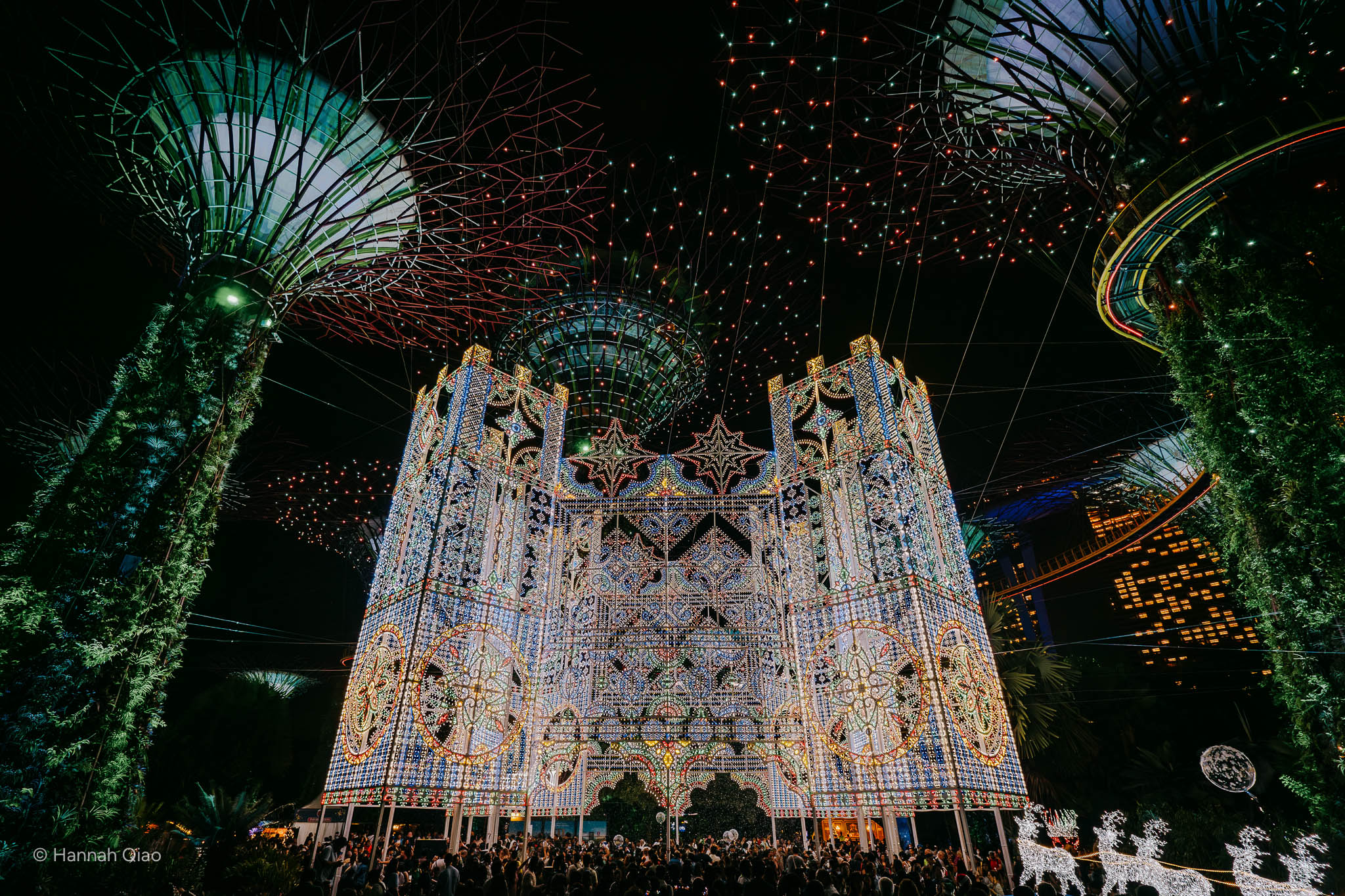 Photo at night of a artificial light structure